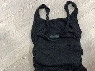 Camiseta negra con fruncido