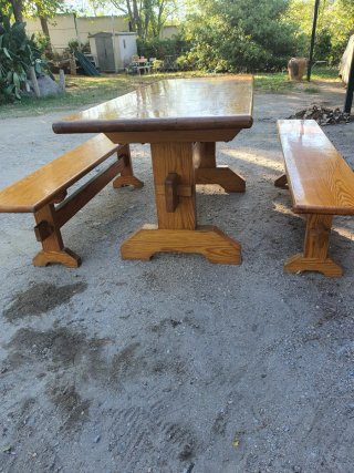 Mesa y bancos de madera rústica