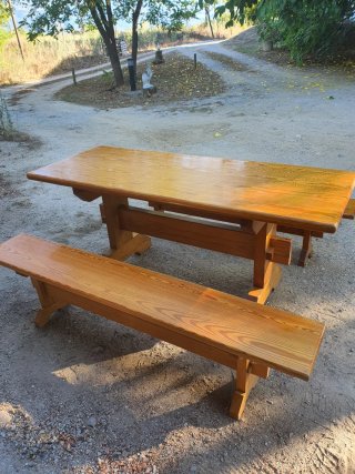Mesa y bancos de madera rústica