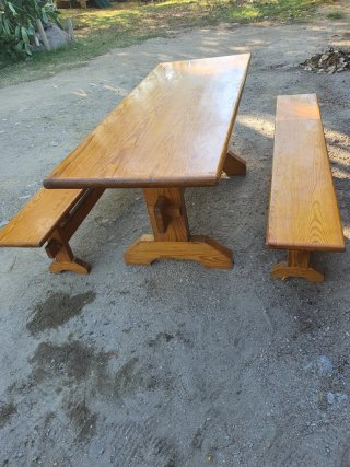 Mesa y bancos de madera rústica
