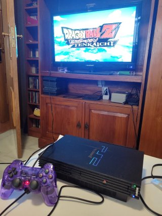 PlayStation 2 con cables y mandos nuevos