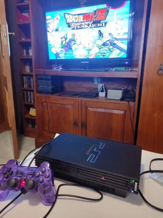 PlayStation 2 con cables y mandos nuevos