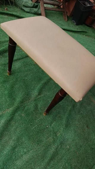 Taburete tapizado beige y patas madera