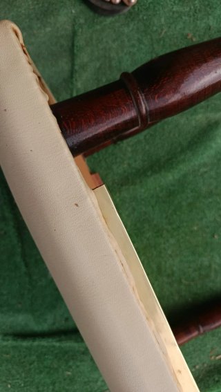Taburete tapizado beige y patas madera