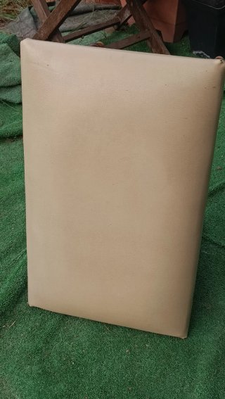 Taburete tapizado beige y patas madera