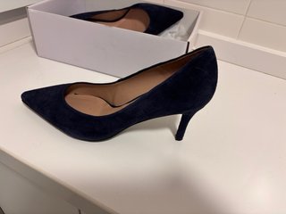 Zapatos de tacón Gloria Ortiz azul marino