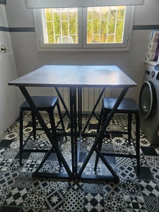 Mesa alta cocina con 2 taburetes