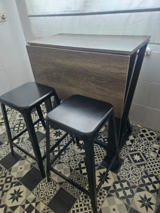 Mesa alta cocina con 2 taburetes