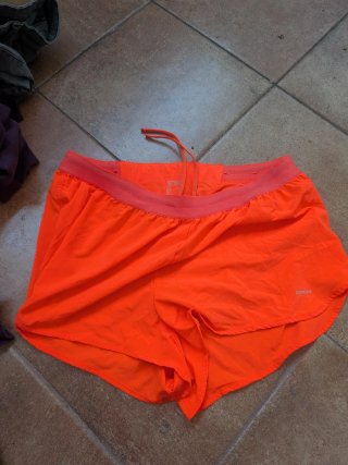 Ropa deportiva naranja pantalón running