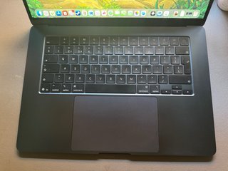 MacBook Air 2025 15” (M4) color Medianoche senza Ñ