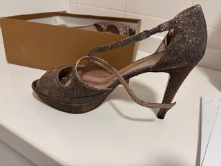 Zapatos de fiesta Gloria Ortiz dorados