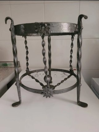 Macetero de forja con estrellas