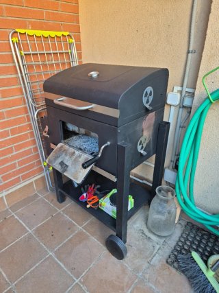 Barbacoa de carbó negra i platejada