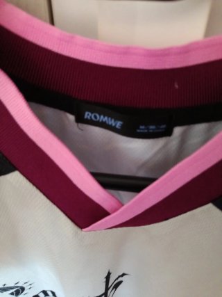 Camiseta ROMWE beige y rosa con estampado