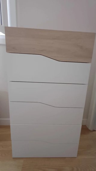 Cómoda blanca y madera