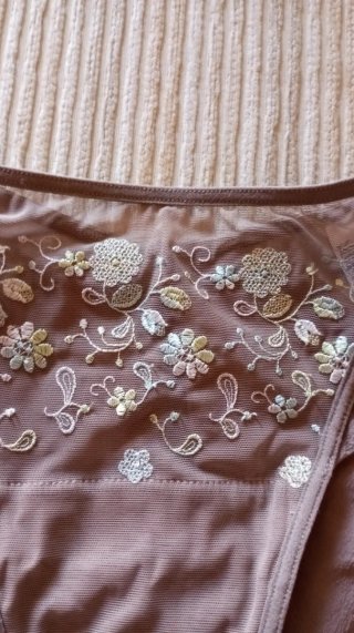 Braguita Selmark marrón con bordado floral