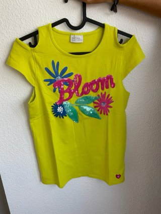 Camiseta amarilla con hombros descubiertos