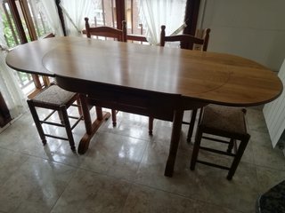 Mesa de roble con 4 sillas y 2 taburetes