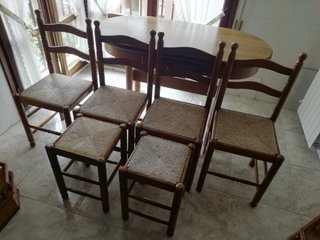 Mesa de roble con 4 sillas y 2 taburetes