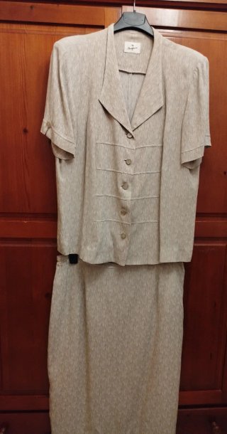 Traje falda elegante .
