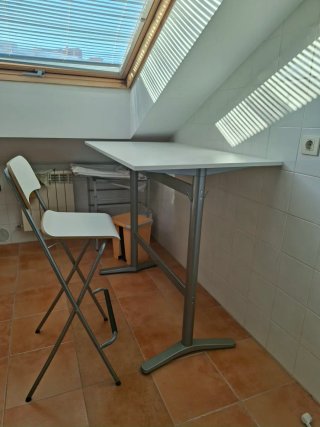 Mesa alta de cocina y silla