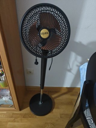 Ventilador de pie Spark negro y dorado