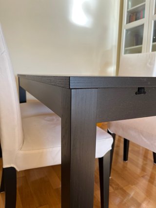 Conjunto mesa negra extensible y sillas IKEA