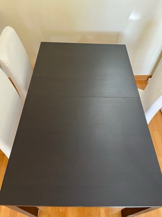 Conjunto mesa negra extensible y sillas IKEA