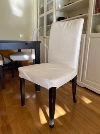 Conjunto mesa negra extensible y sillas IKEA