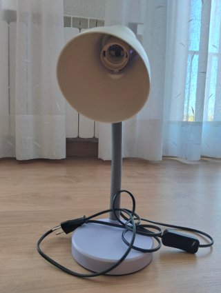 Lámpara de escritorio morada y blanca