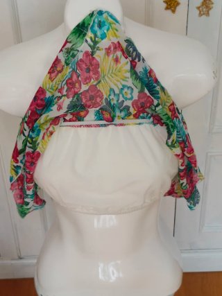 Top corto volante estampado floral palabra de hono