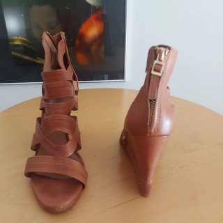 Zapatos de cuña Uterqüe marrones