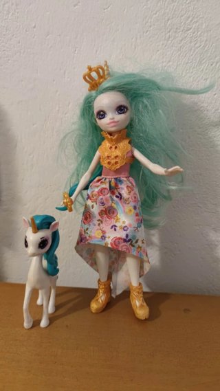 Muñeca Royal Enchantimals unicornio