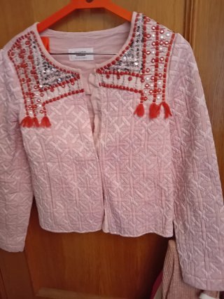 Cazadora Mango bordada rosa Talla XS