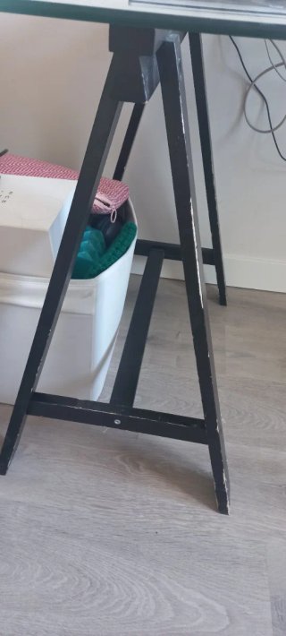 Escritorio de cristal y metal negro