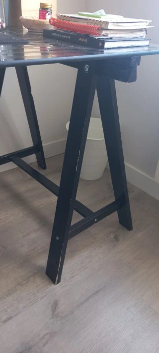 Escritorio de cristal y metal negro