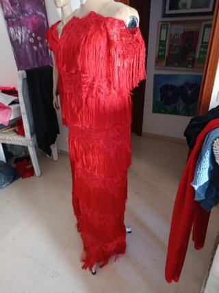 vestido rojo de encaje y flecos