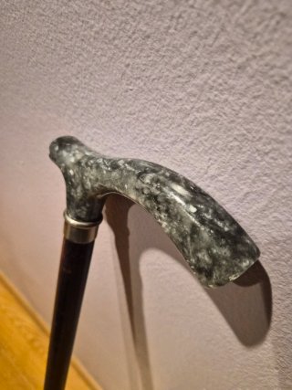 Bastón elegante con empuñadura curva
