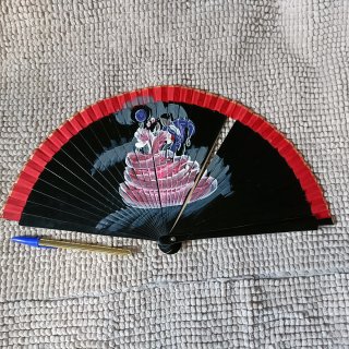Abanico negro y rojo con diseño floral