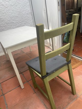 Mesa de pino y 4 sillas