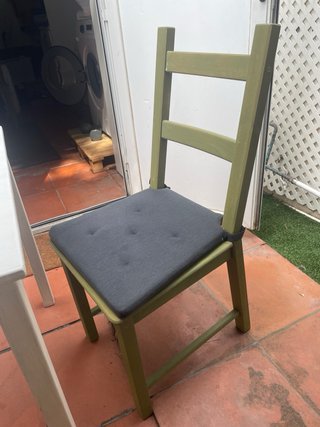 Mesa de pino y 4 sillas