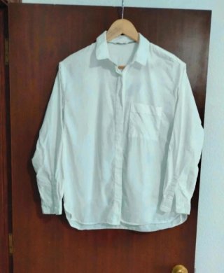 Camisa blanca con corbata vaquera