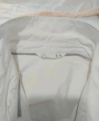 Camisa blanca con corbata vaquera