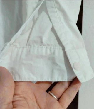 Camisa blanca con corbata vaquera