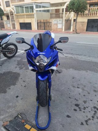 Suzuki GSXR 600 K7 Azul y Blanca