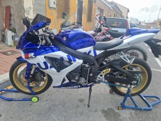 Suzuki GSXR 600 K7 Azul y Blanca