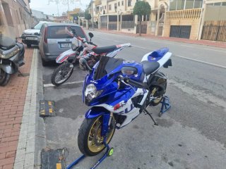 Suzuki GSXR 600 K7 Azul y Blanca