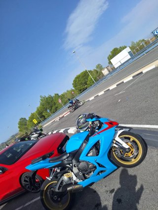 Suzuki GSXR 600 K7 Azul y Blanca