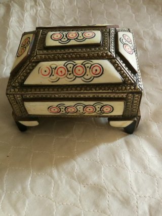 Caja joyero metal e incrustaciones hueso decorado