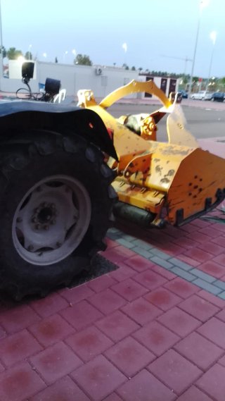 Desbroce de parcelas con tractor